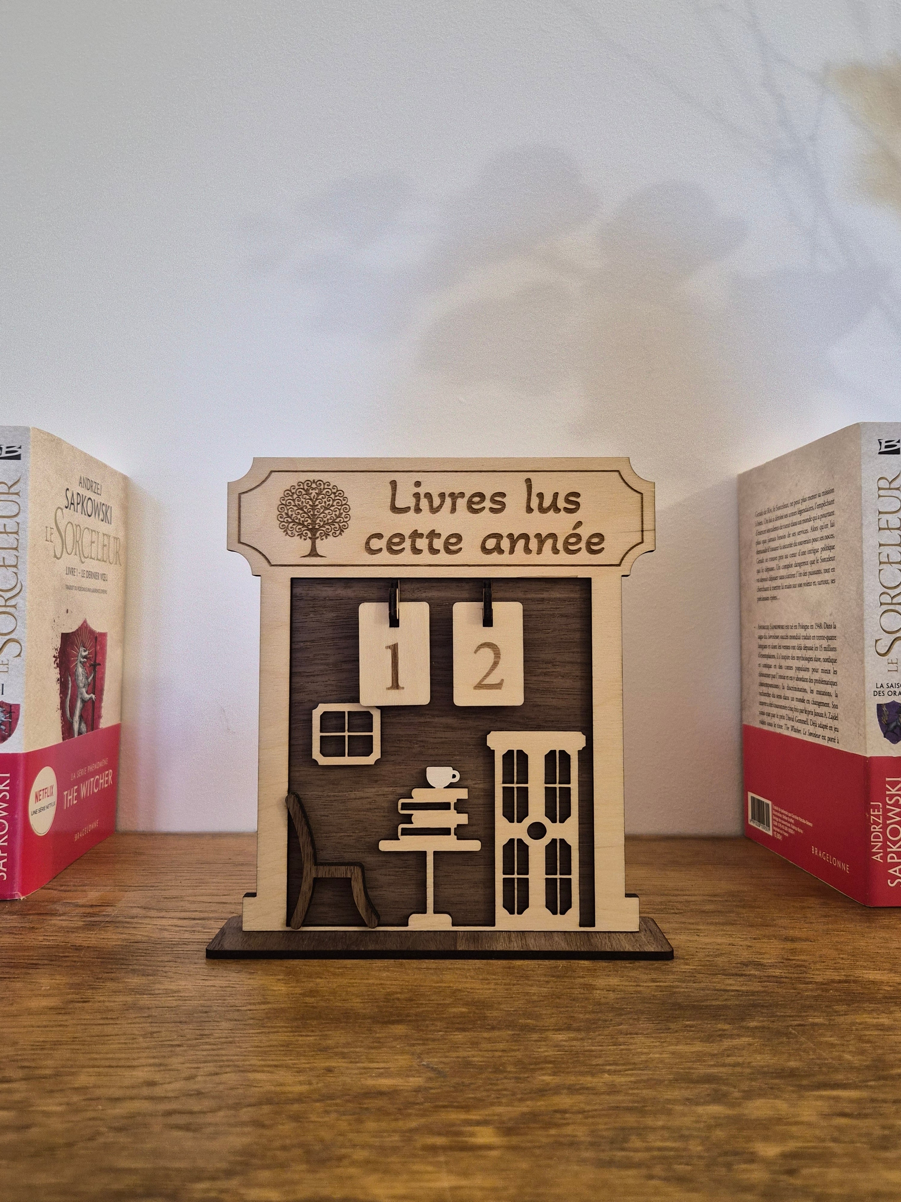 Tableau artisanal en bois pour suivre les commandes et départements par plaques interchangeables.