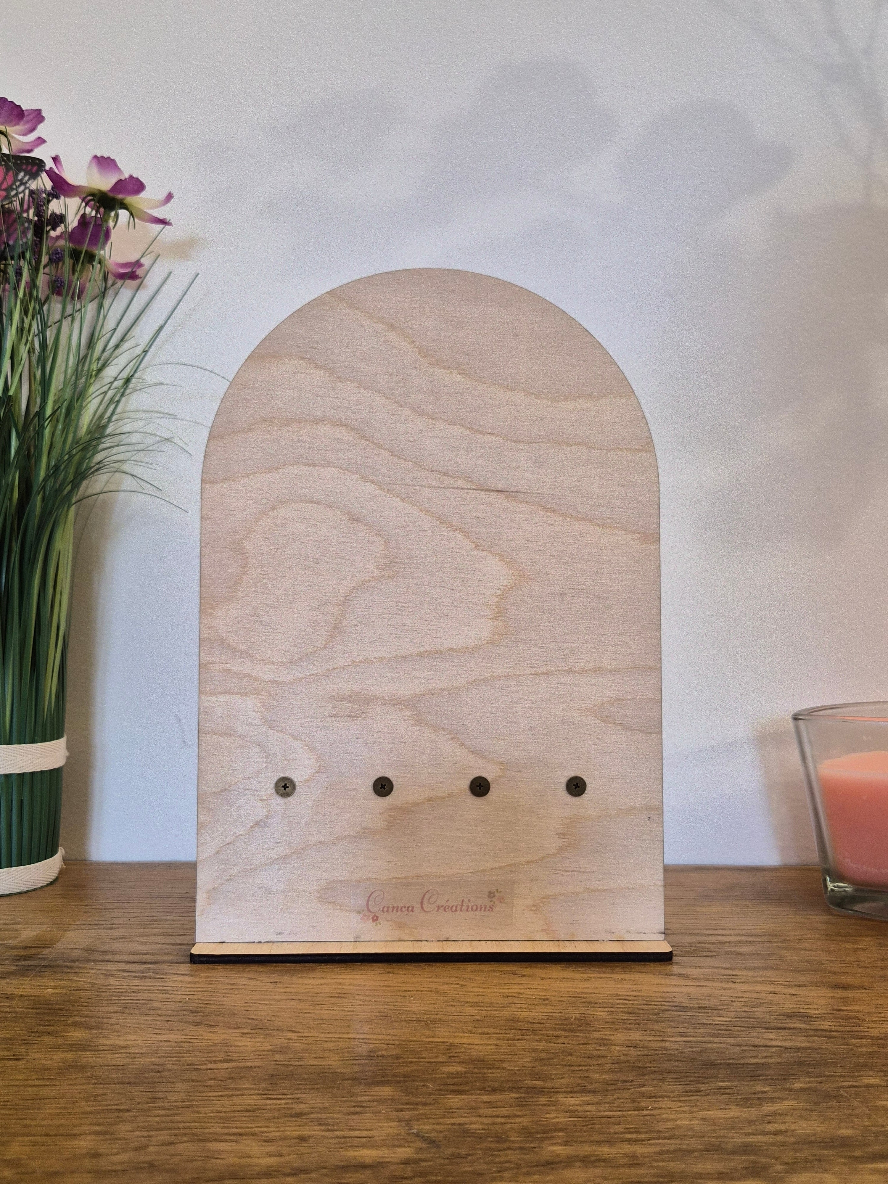 Tableau artisanal en contreplaqué pour suivi de commandes annuelles, fond décoratif floral.