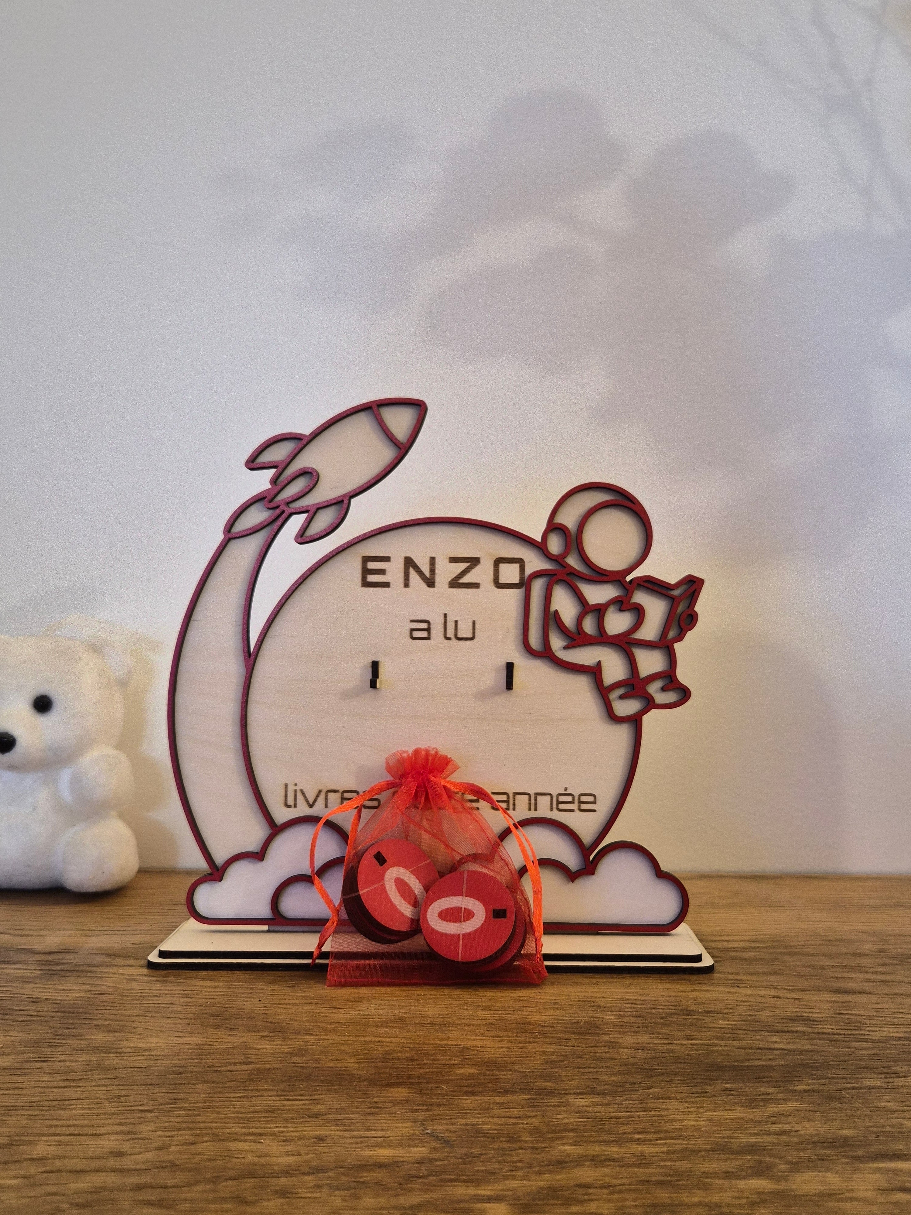 Tableau artisanal en contreplaqué pour suivre les commandes et départements clients, décor spatial.