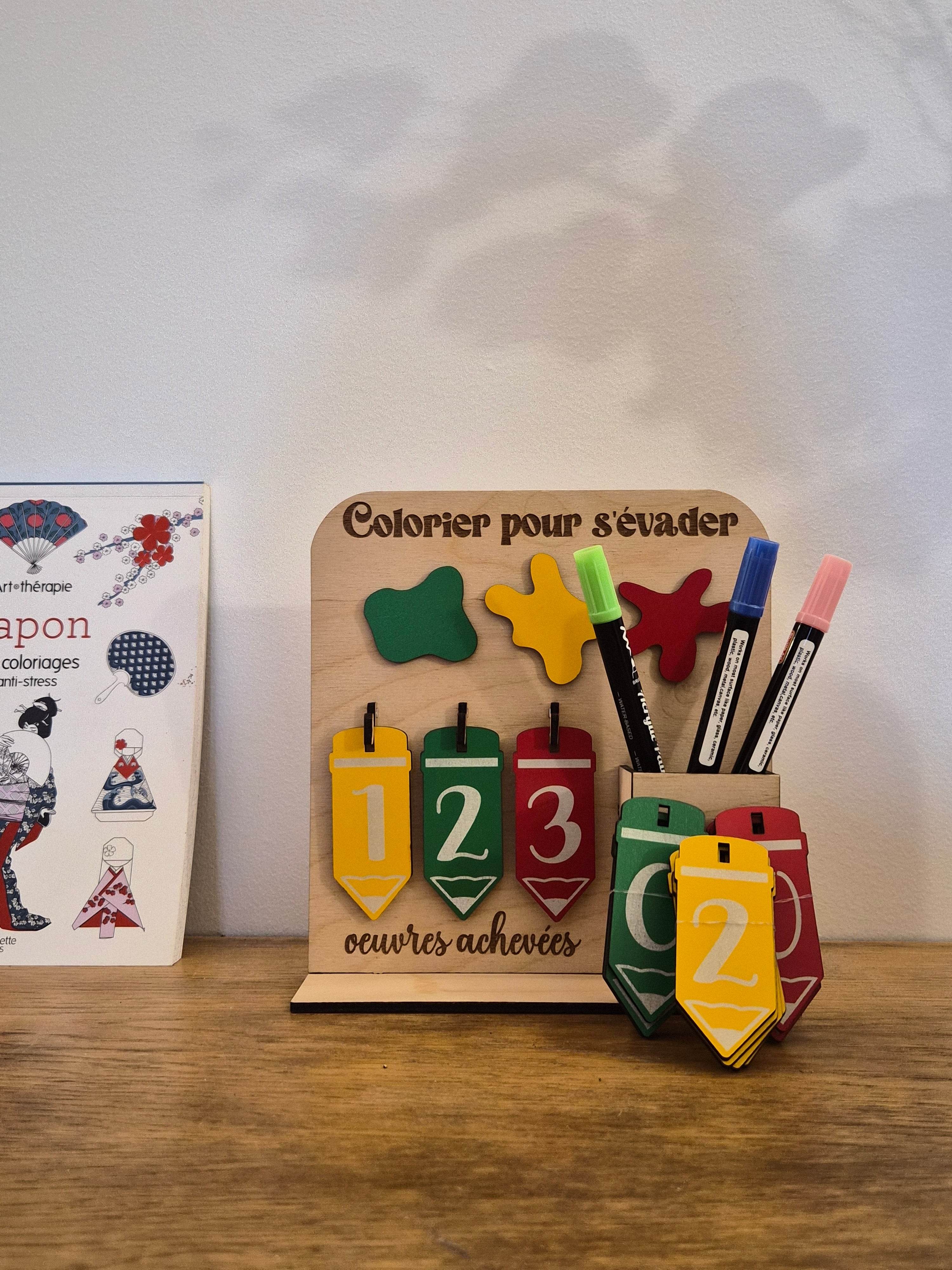 Tableau créatif en bois avec plaquettes amovibles numérotées pour visualiser les commandes et départements, idéal pour planifier l'année des créatrices.