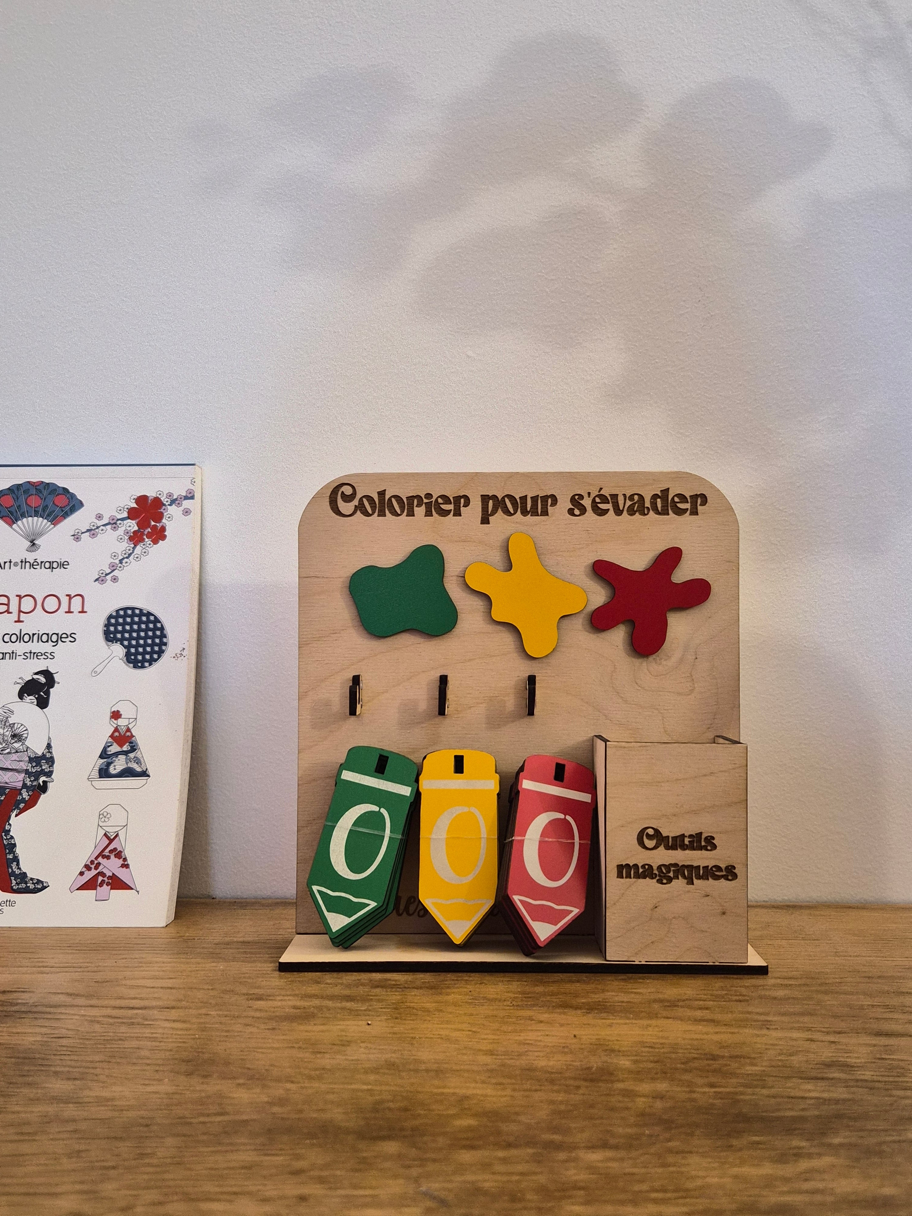 Tableau artisanal en bois pour créatrices, suivi des commandes et départements, avec plaques colorées amovibles.