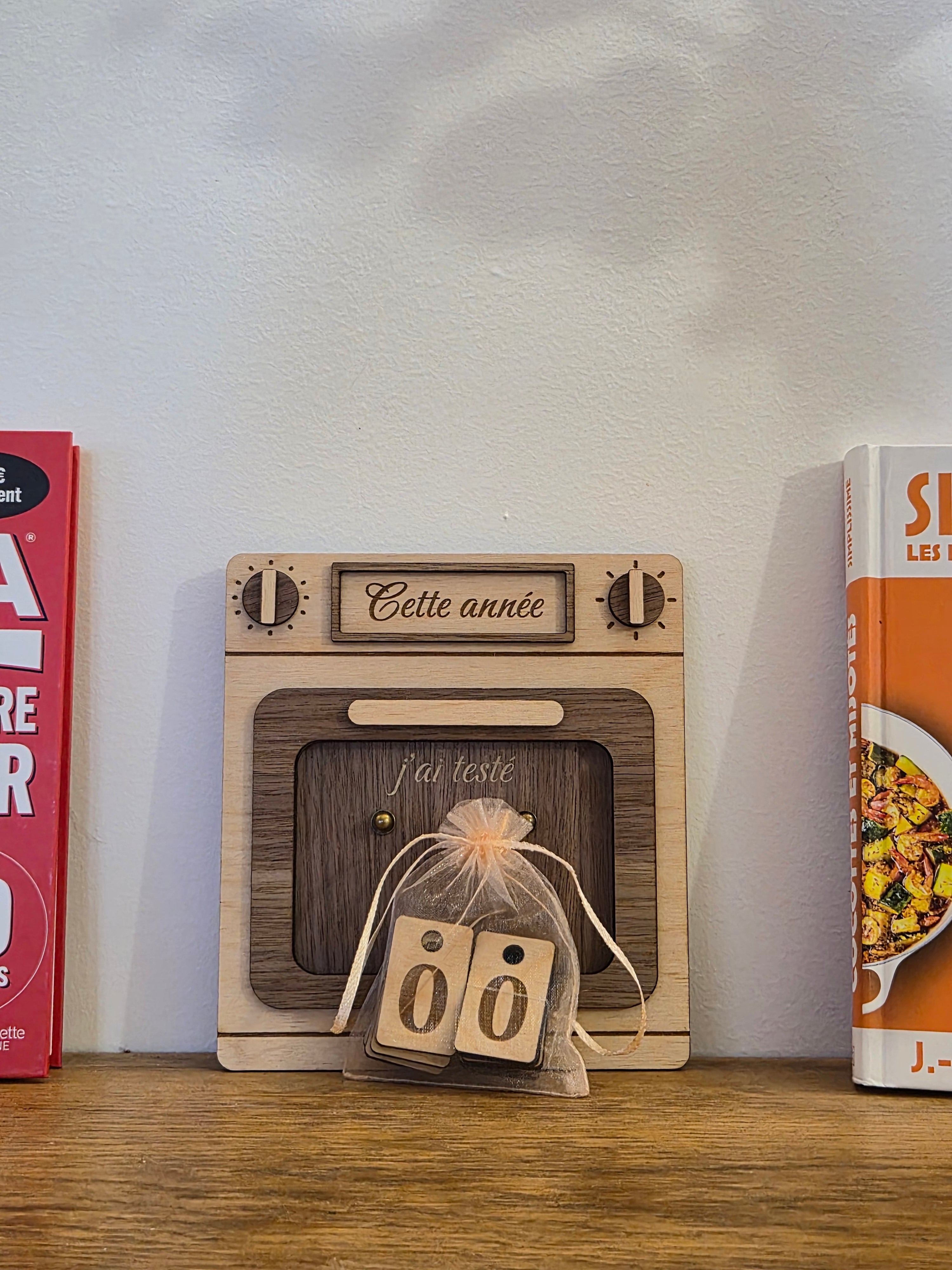 Tableau en bois pour créatrices, visualisation des commandes par département, plaques interchangeables.