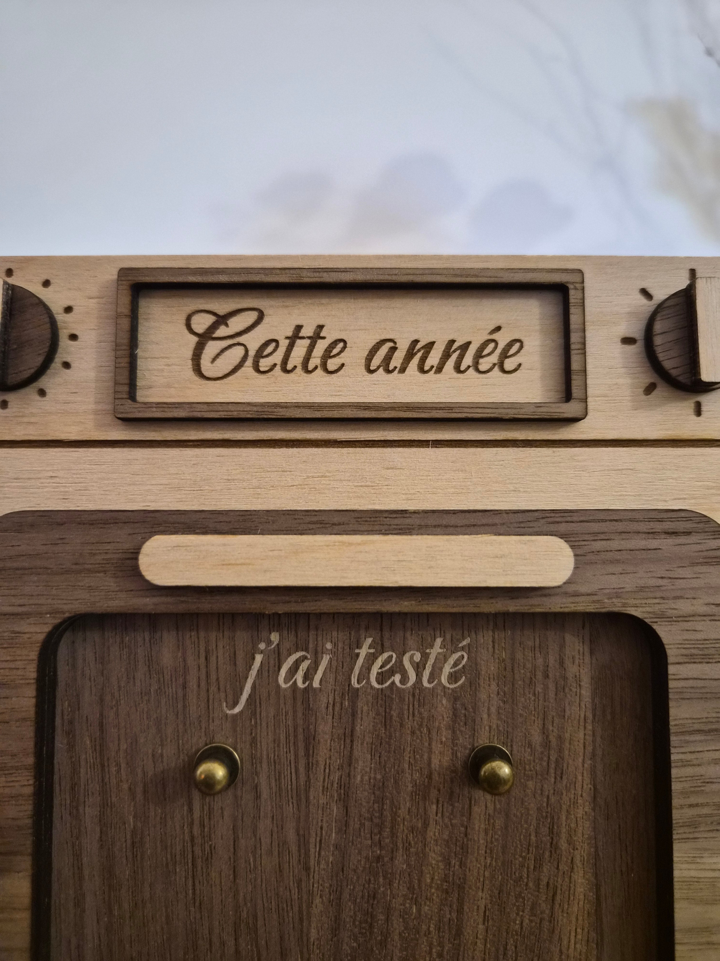 Tableau en bois artisanal, outil de suivi des commandes par département pour créatrices.