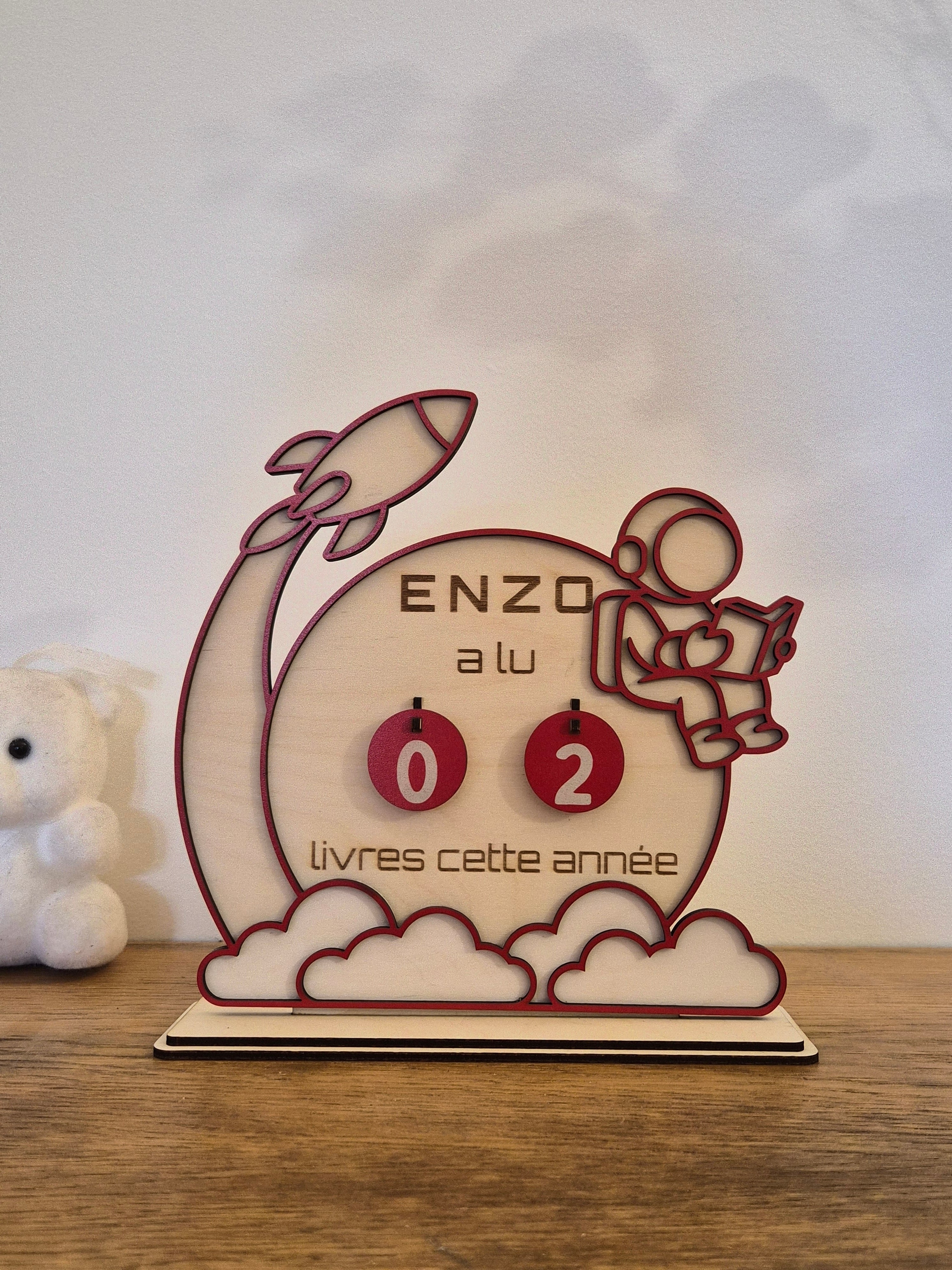 Tableau en contreplaqué décoratif pour créatrices, permettant de visualiser le suivi annuel des commandes par département, avec plaques interchangeables et design d'astronaute et fusée.