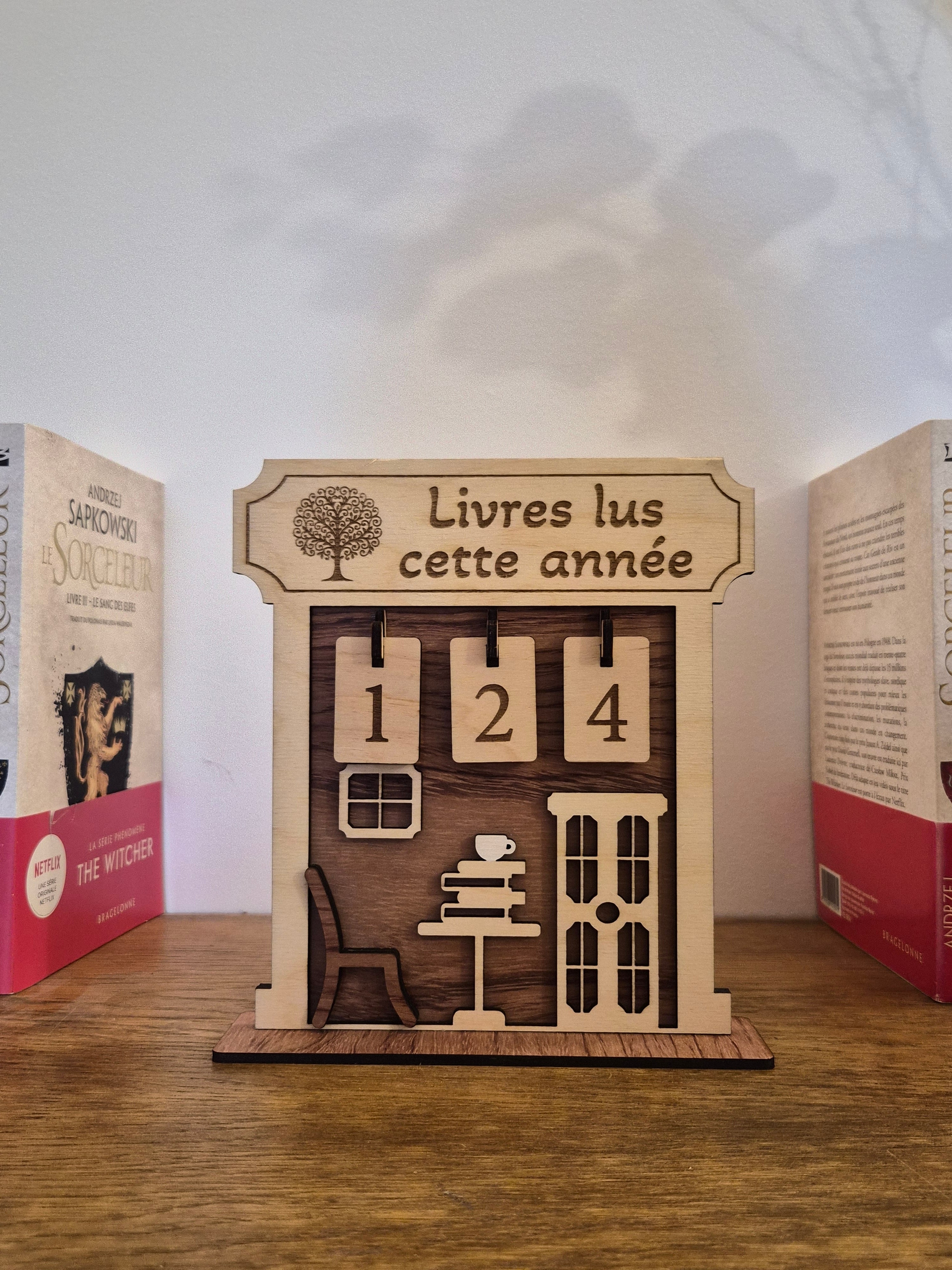 Tableau en bois pour créatrices, permettant de visualiser les commandes annuelles et départements.