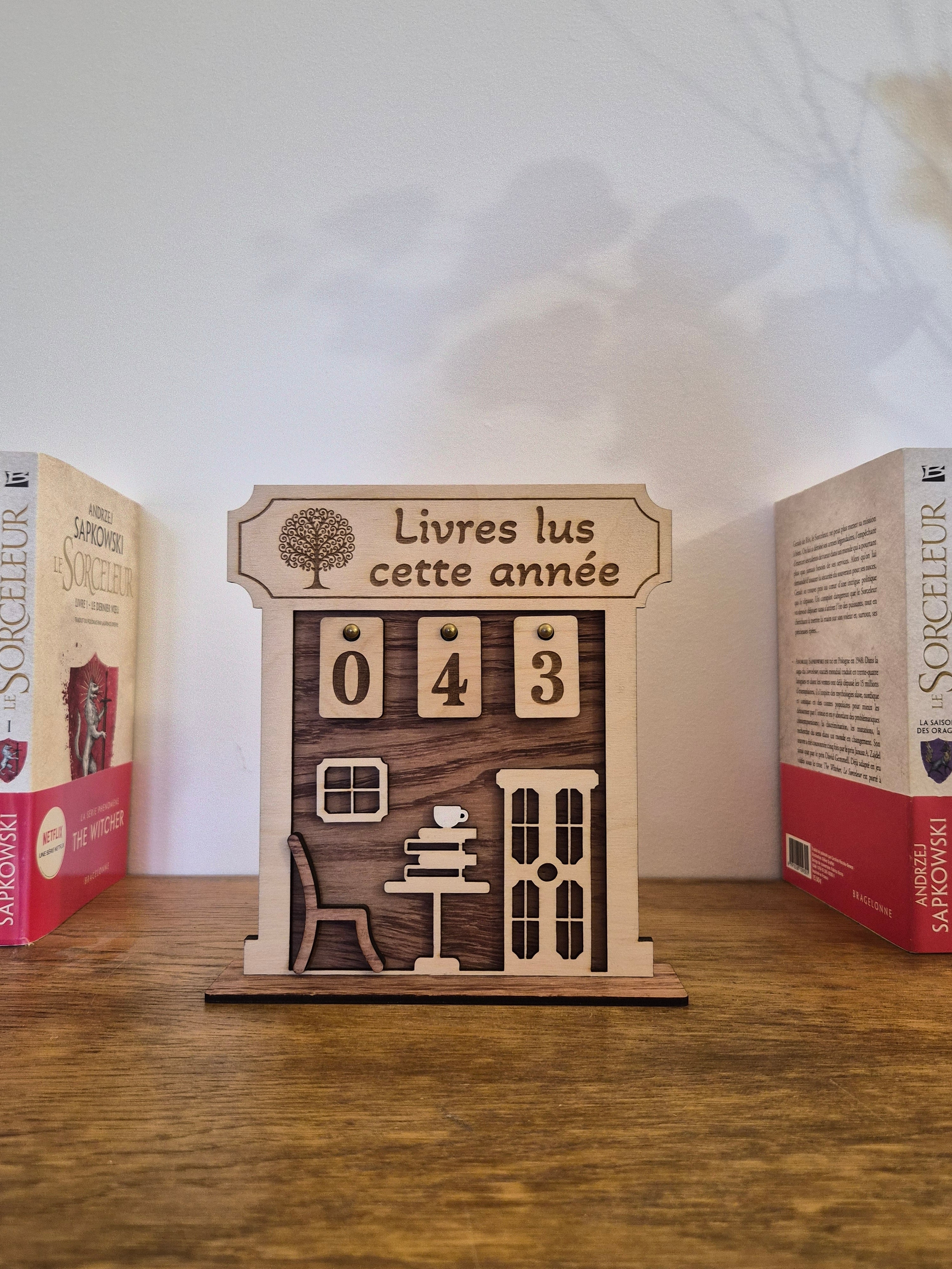 Tableau artisanal en bois, compteur de livres lus cette année, avec chiffres modulables.