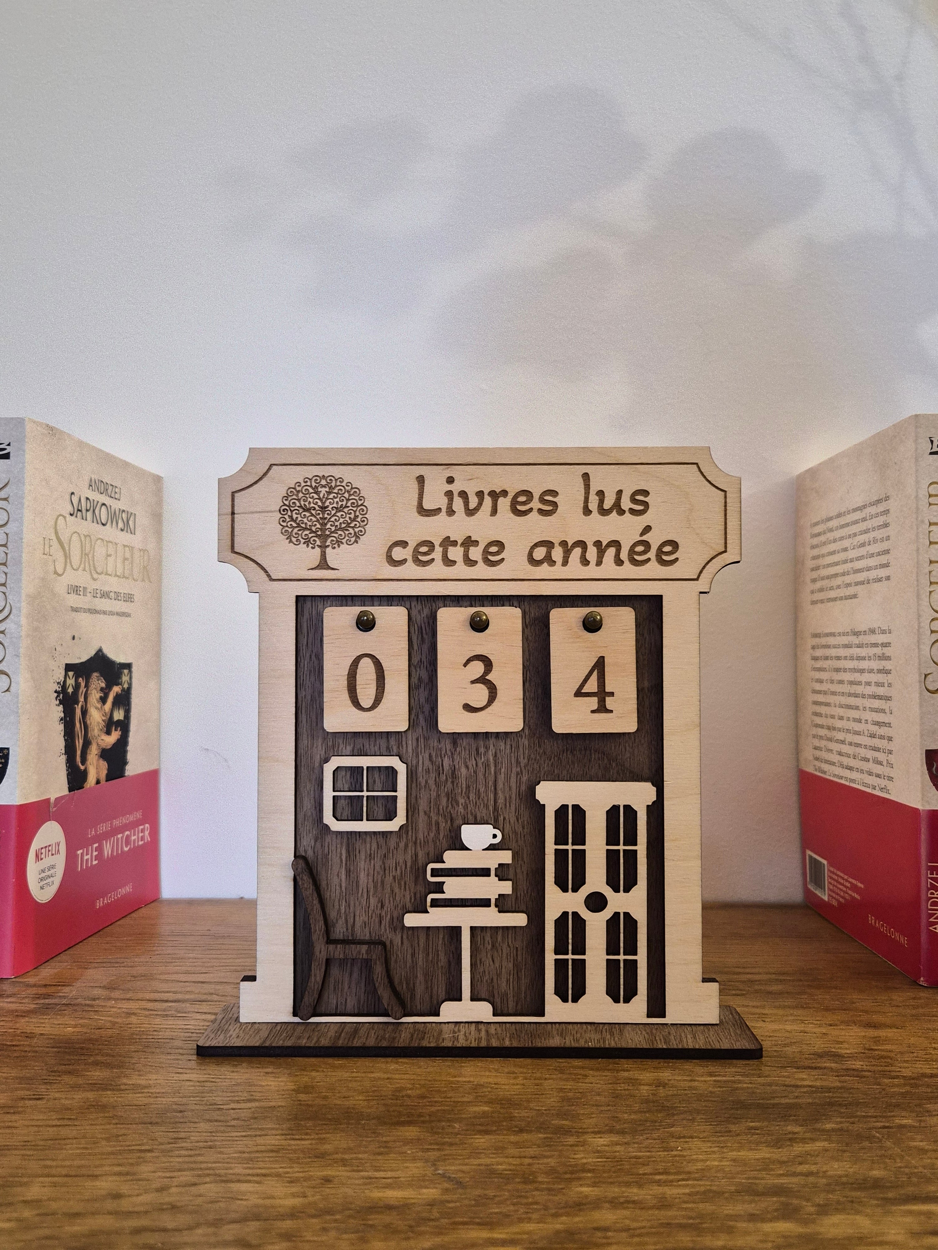 Tableau artisanat en bois pour suivre les commandes ou lectures annuelles, plaques interchangeables.