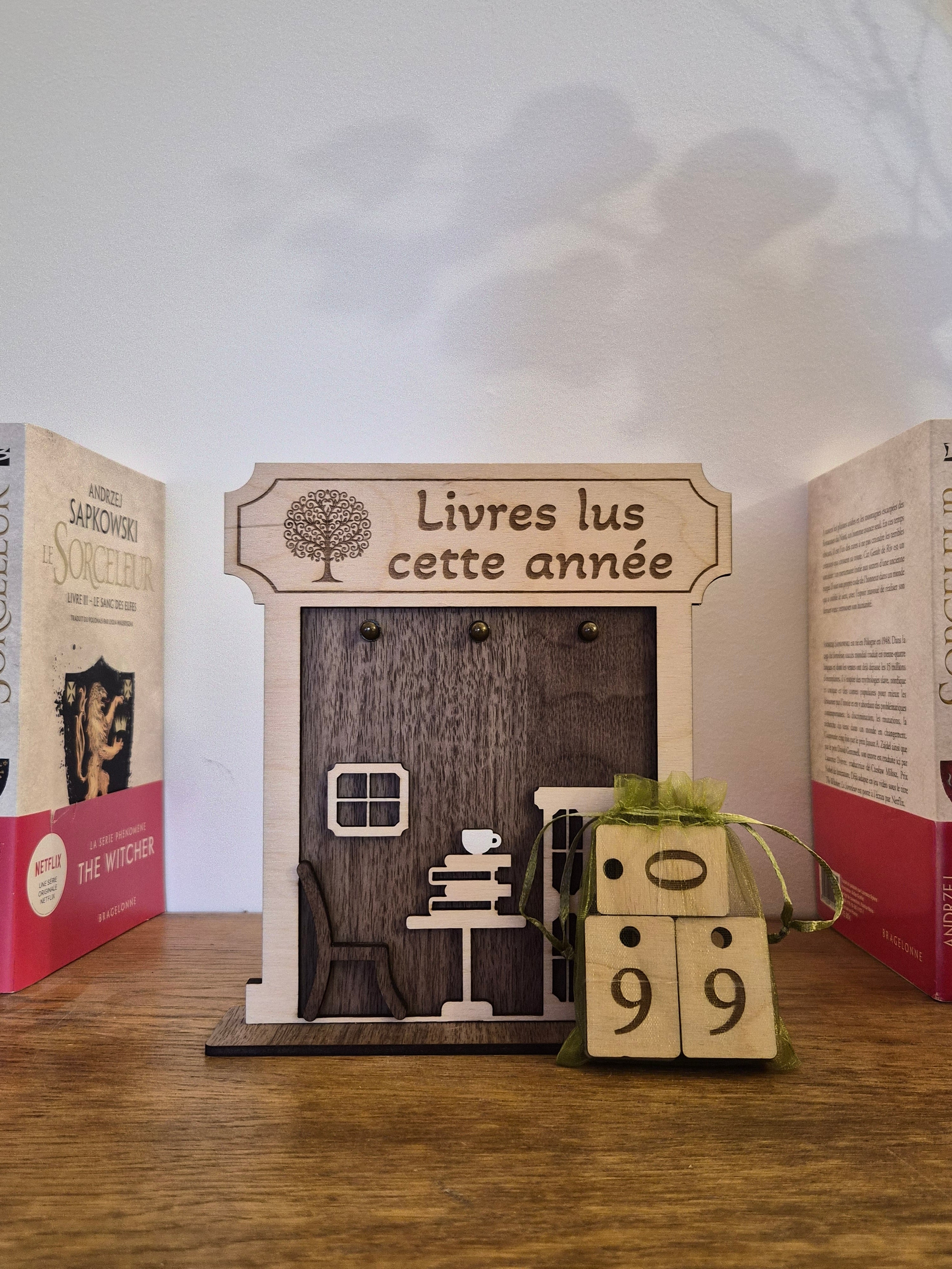 Tableau artisanal en bois pour visualiser les commandes et départements par plaques amovibles