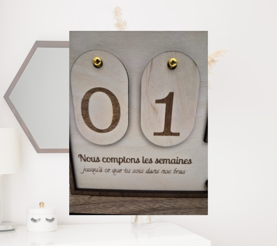 Tableau artisanal en bois pour créatrices, visualisation des commandes avec plaques numérotées interchangeables, rivets dorés, décoration d’atelier.