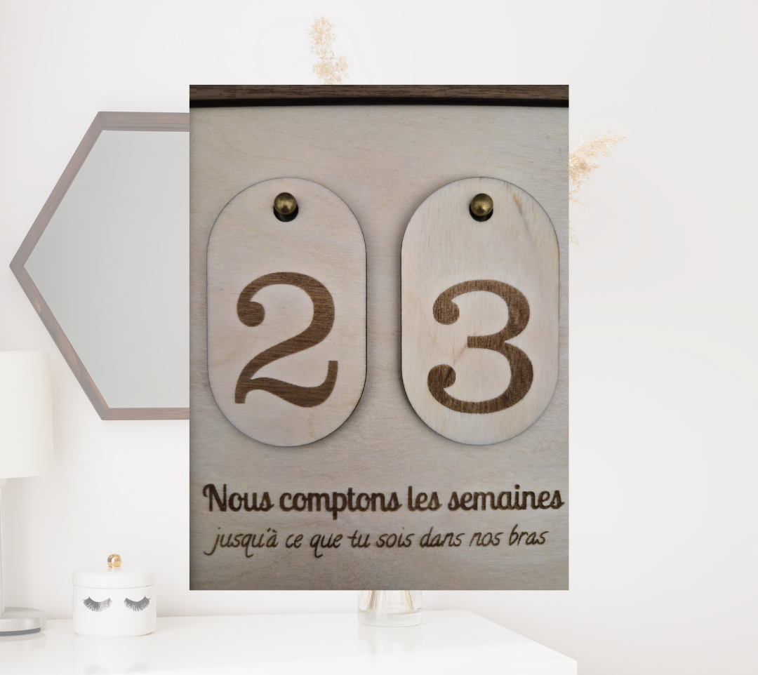 Tableau en contreplaqué clair avec rivets laiton, plaques numérotées pour suivi de commandes annuelles.